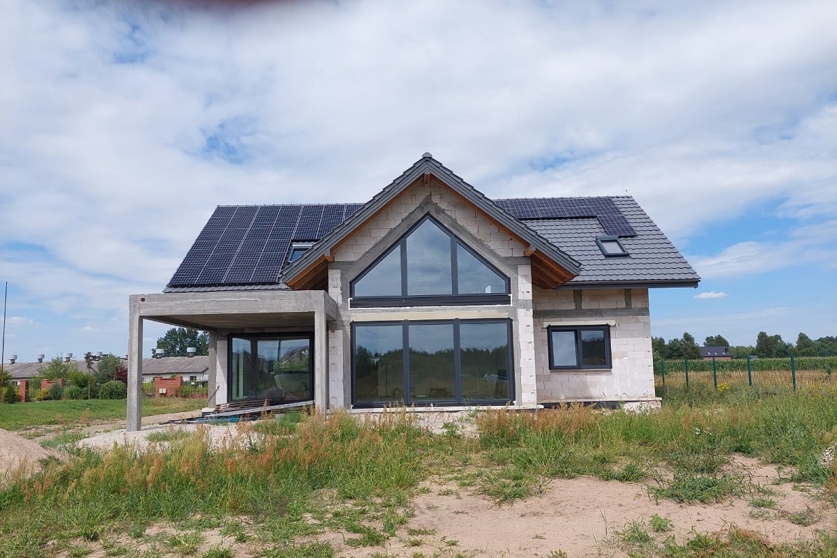 Realizacja Zebrano: Okna PCW profil Veka Team Balance MD. W salonie okno przesuwne bezprogowe HS. Drzwi zewnętrzne dębowe PARMAX Brama Garażowa Wiśniowski.