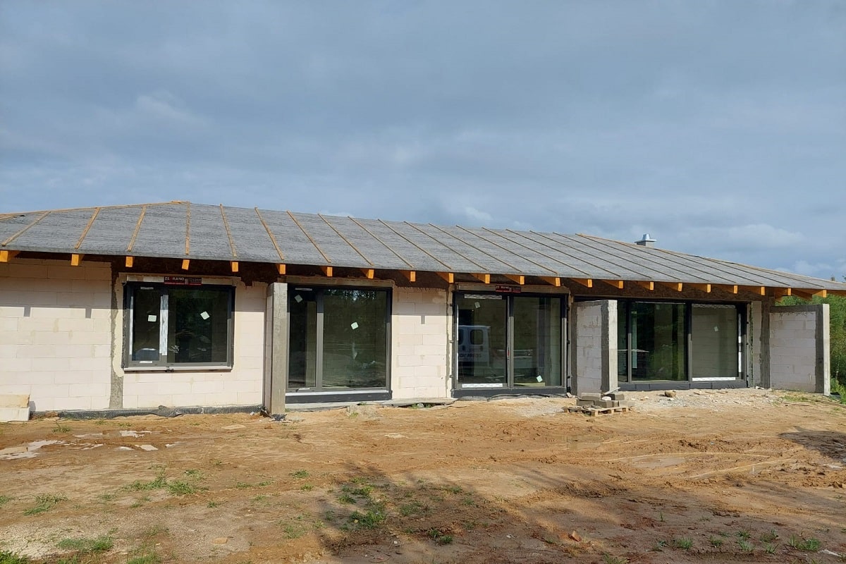 Zebrano - montaż stolarki aluminiowej. Okna na profilu Aluprof MB79N SI. Producenta KAEMDE. Rolety zewnętrzne Aluprof.W salonie system przesuwny HS.