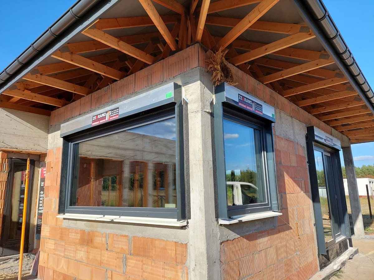 Zebrano - Montaż w Bydgoszczy. Okna PCW profil Schucko Living, żaluzje fasadowe Portos, brama garażowa Wiśniowski.