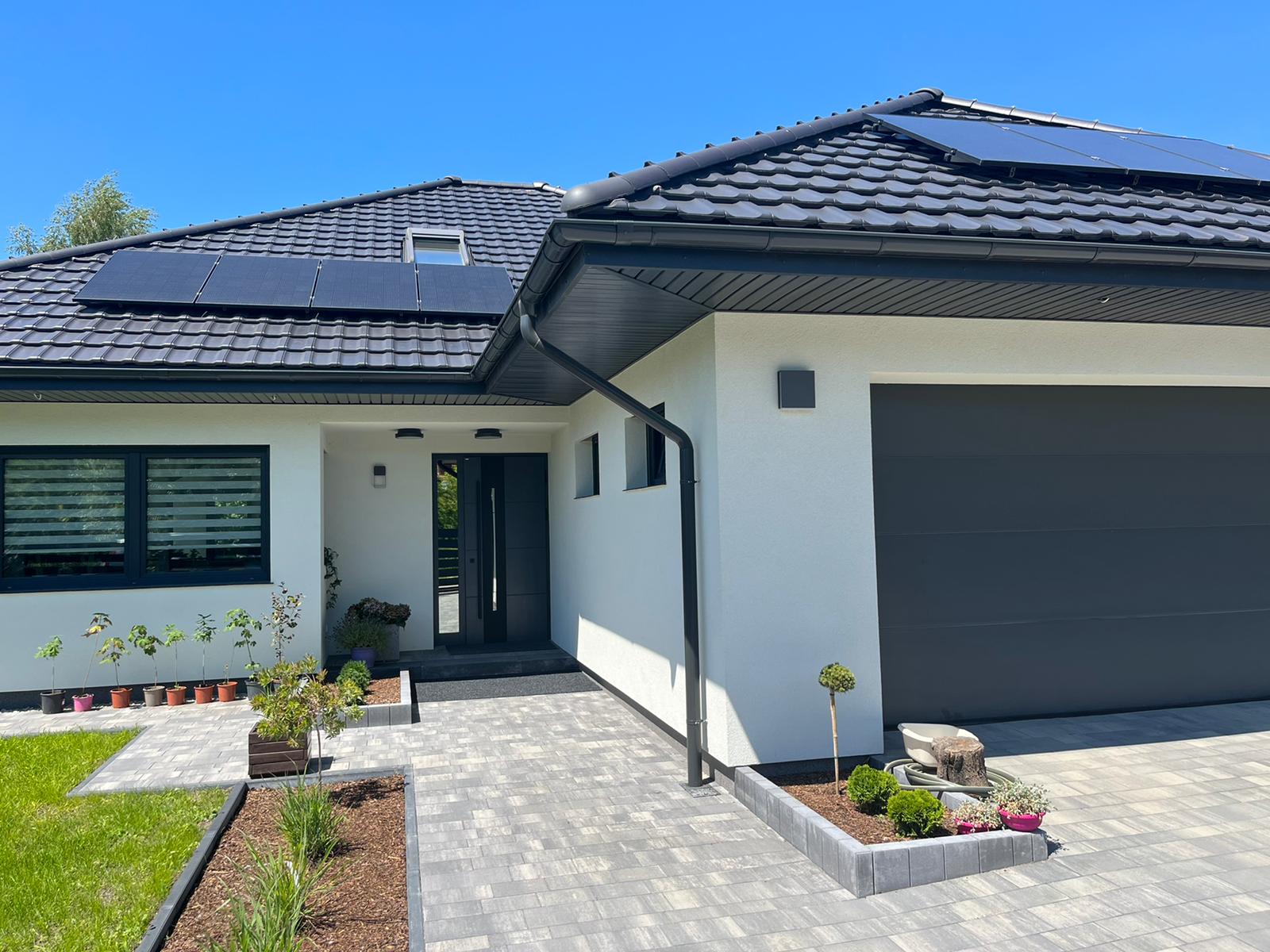 Kompleksowa realizacja Zebrano. Okna + rolety + brama + drzwi wejściowe + drzwi wewnętrzne.