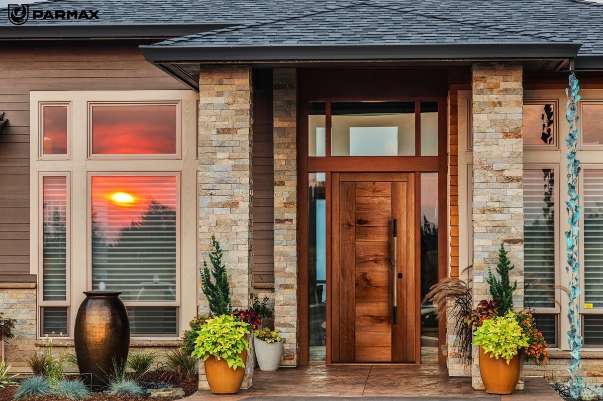 Dom z drewnianymi drzwiami Parmax